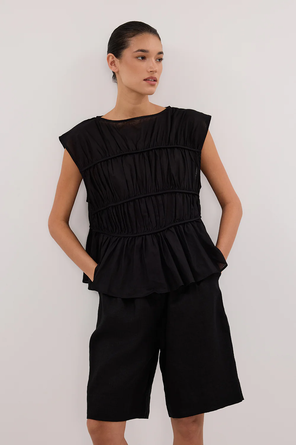 KAYLA BLACK LINEN BERMUDA SHORT - Gamepaces