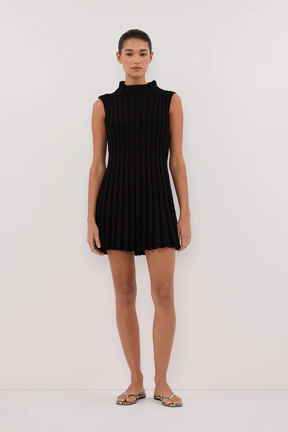VERO BLACK KNIT MINI DRESS - Gamepaces