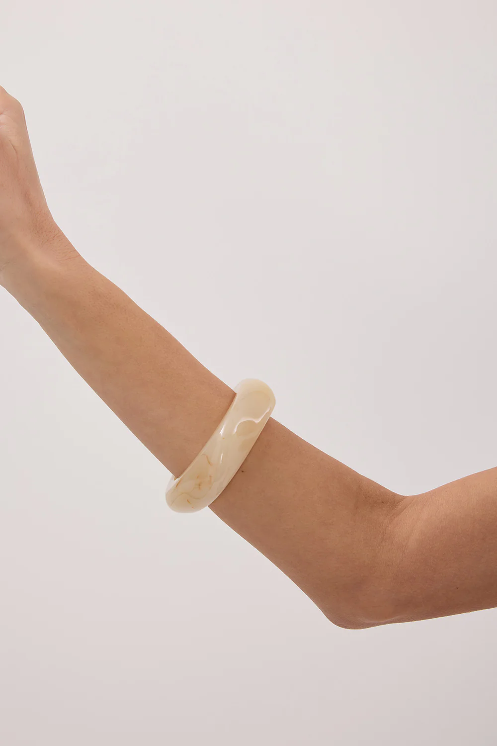 NOAH THE LABEL CREAM RESIN BANGLE - Gamepaces